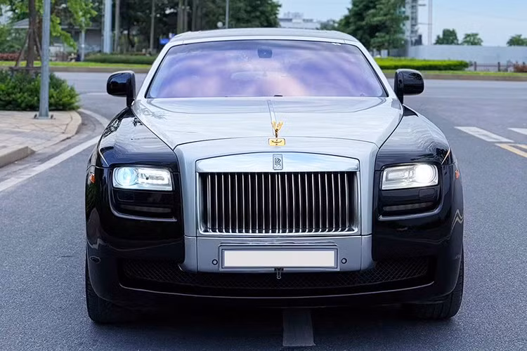 Mức giá khá mềm này có thể khiến nhiều đại gia đang có ý định sở hữu một chiếc Mercedes-Maybach hay Bentley... cùng phân khúc khi chọn mua xe siêu sang đời cũ sẽ phải đắn đo cân nhắc.