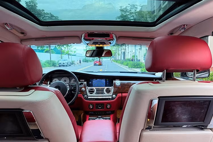 Trái tim của chiếc Rolls-Royce Ghost model 2011 là khối động cơ V12, dung tích 6.6L sản sinh công suất 570 mã lực tại 5.250 vòng/phút và mô-men xoắn cực đại 780Nm từ tua máy 1.500 vòng/phút.