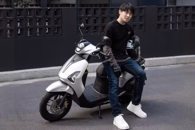 Về trang bị tiện ích, xe nổi bật với màn hình LCD kỹ thuật số, hỗ trợ kết nối với điện thoại thông minh qua ứng dụng WI Link. Tính năng này không chỉ phục vụ nhu cầu cơ bản như thông báo cuộc gọi...