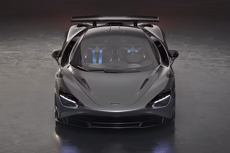 Kết hợp cánh gió sau và cản trước bằng sợi carbon nay có diện tích lớn hơn, lực ép xuống mặt đường của chiếc xe 750S Le Mans tăng thêm 10% so với phiên bản 750S tiêu chuẩn, từ đó cải thiện hiệu suất trên đường đua và gợi nhớ đến các chi tiết khí động học của chiếc xe McLaren F1 LM