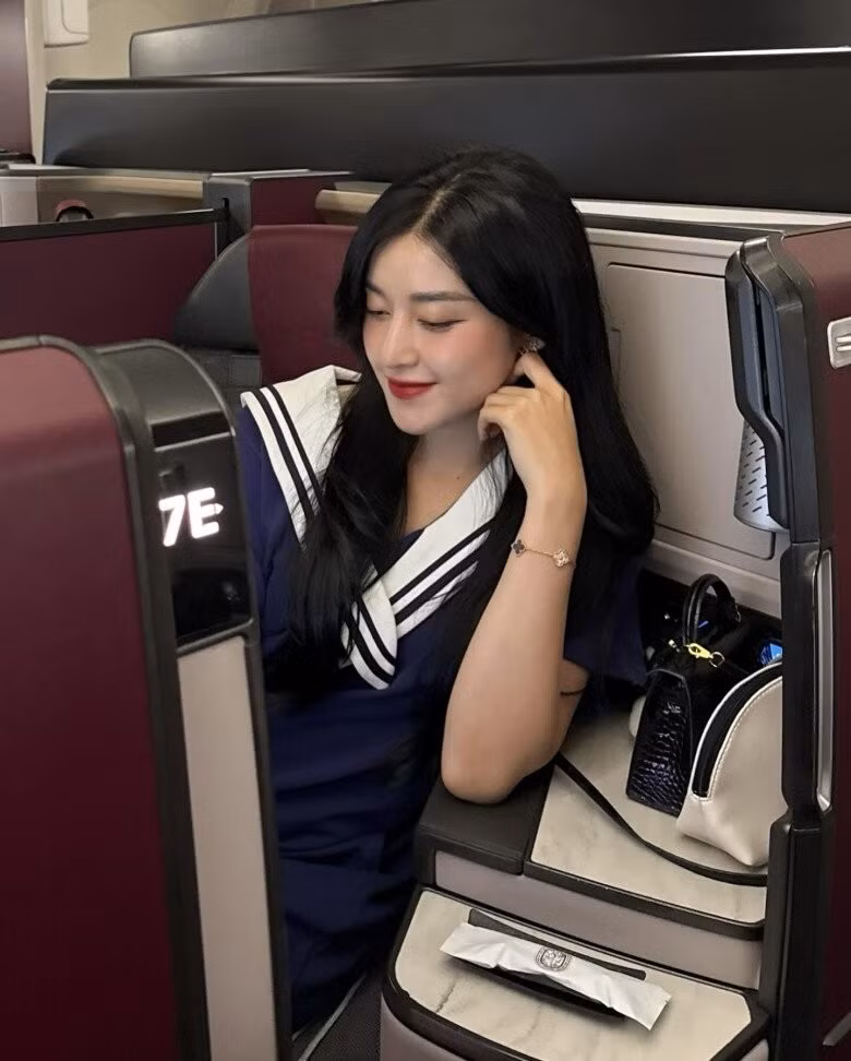 Không ít lần, người hâm mộ ví von nhan sắc của Huyền My như “tượng tạc”, vừa có nét Á Đông đằm thắm, vừa phảng phất vẻ hiện đại, sang trọng.