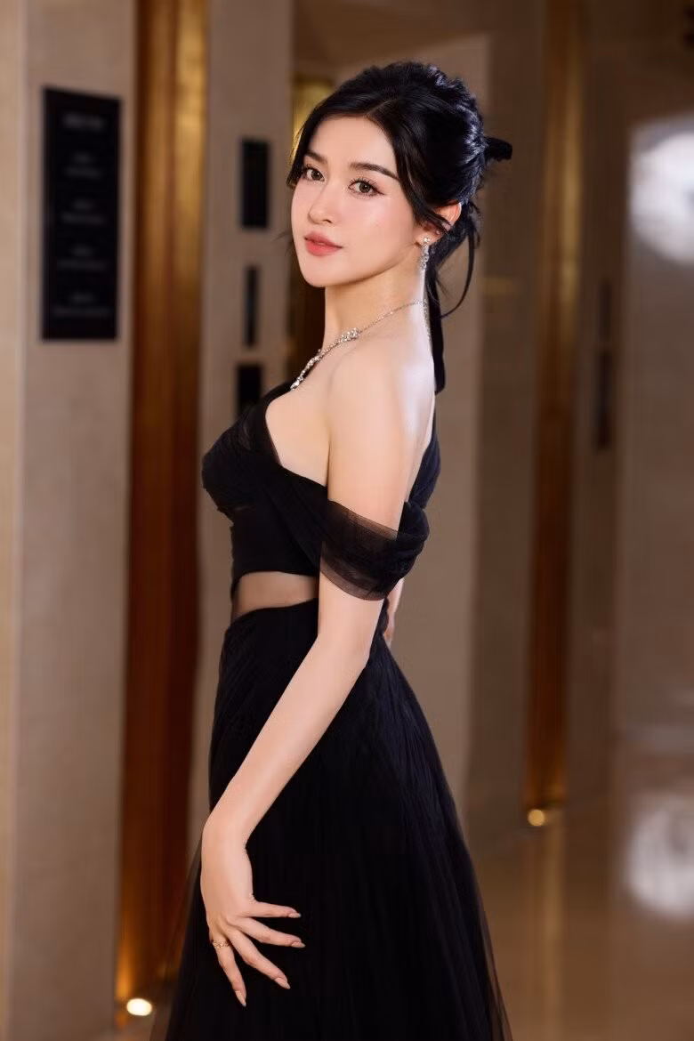 Chính yếu tố này đã giúp Huyền My lọt mắt xanh hội đồng bình chọn của TC Candler – nơi đánh giá nhan sắc theo tiêu chí hài hòa, độc đáo và sức ảnh hưởng toàn cầu.