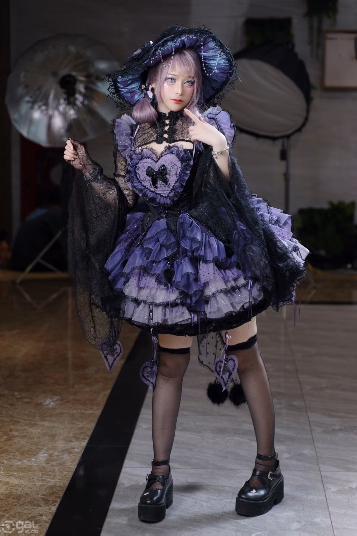 Không chỉ dừng lại ở việc cosplay, gái xinh còn mở một cửa hàng cho thuê đồ cosplay, từ đó tạo dựng được tên tuổi trong cộng đồng yêu thích bộ môn nghệ thuật này.