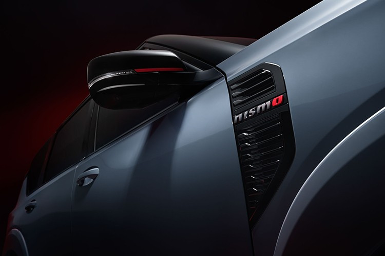 Không chỉ mạnh mẽ hơn, Nissan Patrol Nismo còn được cải tiến về mặt ngoại hình sao cho trông hầm hố hơn. Xe vẫn giữ kiểu dáng vuông vức và dải đèn LED định vị ban ngày hình “E 3” của bản tiêu chuẩn. Tuy nhiên, hãng Nissan đã bổ sung bộ body kit thể thao, bệ bước chân và cánh gió sau do Nismo thiết kế cho mẫu SUV cỡ lớn này.