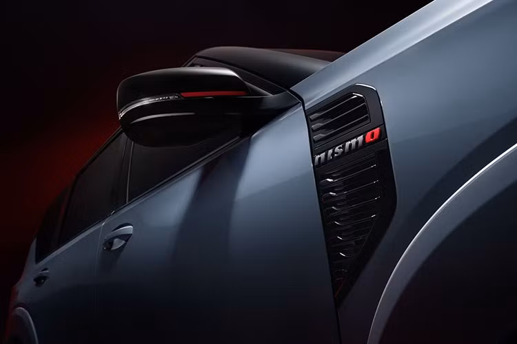 Không chỉ mạnh mẽ hơn, Nissan Patrol Nismo còn được cải tiến về mặt ngoại hình sao cho trông hầm hố hơn. Xe vẫn giữ kiểu dáng vuông vức và dải đèn LED định vị ban ngày hình “E 3” của bản tiêu chuẩn. Tuy nhiên, hãng Nissan đã bổ sung bộ body kit thể thao, bệ bước chân và cánh gió sau do Nismo thiết kế cho mẫu SUV cỡ lớn này.