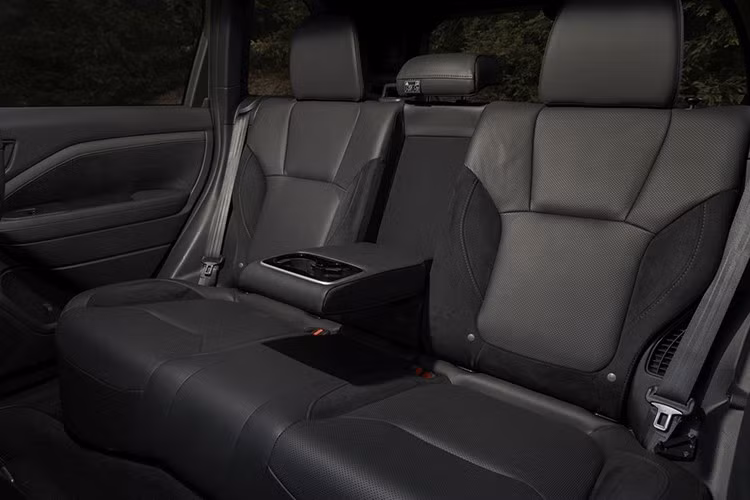 Xe sở hữu ghế bọc chất liệu chống thấm, ốp bậc cửa, rèm che nắng và đặc biệt là các tiện ích cho khoang hành lý như móc treo đa năng cực kỳ hữu dụng cho các hoạt động ngoài trời như cắm trại, leo núi hay câu cá vào cuối tuần.