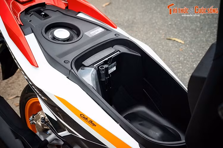 Xe có hệ thống đèn LED toàn bộ, đồng hồ tốc độ dạng kỹ thuật số, chìa khóa thông minh (smartkey), cổng sạc USB tiện dụng ở hộc chứa đồ phía trước và cốp chính có dung tích 18 lít.