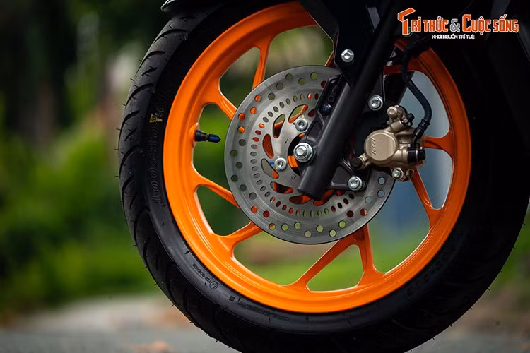 Xe được trang bị vành đúc đa chấu được sơn cam nổi bật, tay nắm sau màu đỏ cùng phần dàn áo phối màu thể thao giúp chiếc xe dễ dàng nhận diện trên đường.