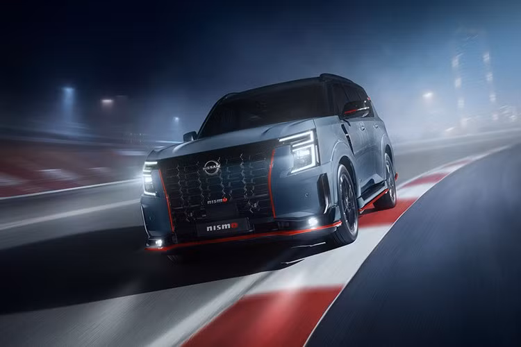 Nissan Patrol (hay còn được gọi là Armada ở thị trường Mỹ) thế hệ mới vừa ra mắt vào hồi tháng 9/2024 nhưng đã có phiên bản Nismo với công suất lớn hơn, hệ thống lái tinh chỉnh, hệ thống treo thể thao hơn và tiếng pô giàu cảm xúc hơn.