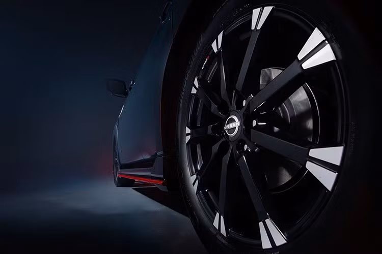 Ốp cua lốp mở rộng giúp xe trông vững chắc hơn. Xe còn có đèn sương mù LED phía trước, mâm hợp kim 22 inch, đi kèm lốp hiệu suất cao và cùm phanh sơn đỏ nổi bật.