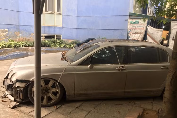 Trong ảnh là chiếc siêu xe sang Bentley Continental Flying Spur màu trắng bị chủ nhân vứt xó tại một bãi xe ở Hà Nội, các chi tiết của chiếc xe siêu sang này còn gần như nguyên bản.