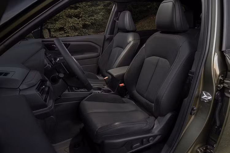 Không chỉ ngoại hình, không gian nội thất của Forester thế hệ mới tại thị trường quốc tế cũng được nâng cấp đáng kể. Subaru cung cấp cho xe nhiều phụ kiện lắp tại đại lý như bàn đạp nhôm...