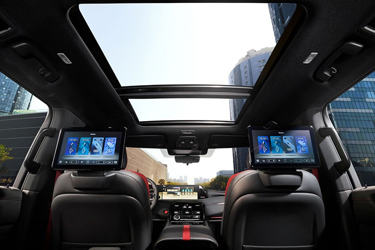 Bên trong xe là nội thất bọc da chần chỉ đặc trưng của các phiên bản Nismo. Tông màu than chủ đạo của nội thất tạo sự tương phản với những điểm nhấn màu đỏ. Ghế trước được bổ sung đệm hông chỉnh điện để giữ tư thế của người lái chắc chắn khi vào cua gấp. Bàn đạp bằng nhôm và hệ thống đèn viền nội thất nhiều màu cũng được trang bị cho mẫu xe này.