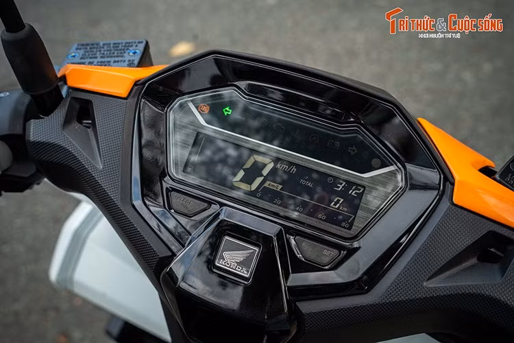 Phiên bản này vẫn sở hữu số đo dài, rộng, cao tương ứng 1.929 x 695 x 1.088 (mm), chiều cao yên 778 mm và trọng lượng xe ở mức 117 kg đi kèm với bình nhiên liệu 5,5 lít.