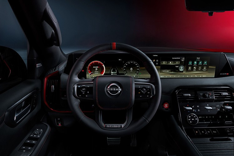 Chưa hết, xe còn sở hữu vô lăng trợ lực điện được làm lại, cho cảm giác lái thể thao hơn. Trong khi đó, hệ thống treo khí nén thích ứng giúp trải nghiệm lái trở nên linh hoạt và phản hồi nhanh hơn.