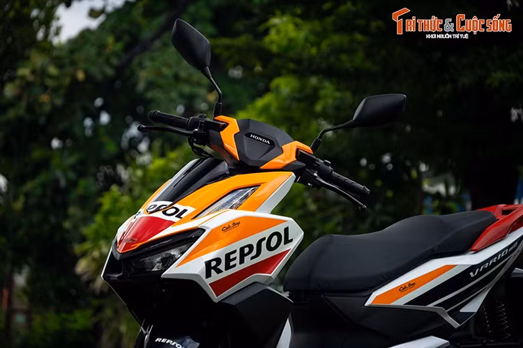Đáng chú ý, trong số 2.000 xe Honda Vario 160 Repsol xuất xưởng chỉ có đúng 20 chiếc đưa về Việt Nam. Chính điều này làm cho Honda Vario 160 Repsol Limited Edition vốn đã khác biệt về diện mạo càng trở nên độc đáo và không dành cho số đông.