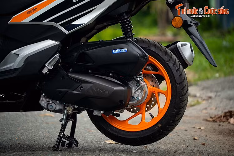 So với bản Vario 160 đang được Honda Việt Nam phân phối chính hãng (nhập khẩu từ Indonesia), phiên bản Repsol tạo sự khác biệt rõ ràng về ngoại hình nhưng vẫn giữ nguyên thiết kế khung sườn và thông số kỹ thuật.