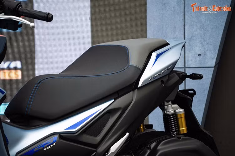 Nút Shift trên cùm công tắc bên trái cho phép NVX 155 mới "giảm số" khi muốn vượt xe nhanh, hoặc kích hoạt phanh động cơ để hỗ trợ xuống dốc và trong trường hợp cần phanh gấp.