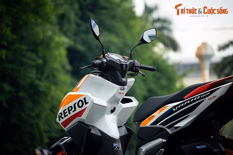 Điểm nhấn nổi bật của xe là bộ tem ba tông màu cam - trắng - đỏ, tái hiện màu sắc đặc trưng của các mẫu siêu môtô Repsol. Ngoài bộ tem xe nổi bật, Honda Vario 160 Repsol giữ nguyên cấu hình trang bị như bản tiêu chuẩn.