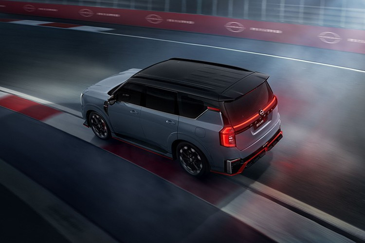 Nissan Patrol Nismo được cung cấp một số màu sơn độc quyền như xám Stealth Gray, xám Stealth Gray phối nóc đen Super Black và đen Black Diamond Pearl. Người dùng cũng có thể chọn màu trắng Everest White Pearl Tricoat và Everest White Pearl Tricoat với nóc đen Super Black giống bản tiêu chuẩn.