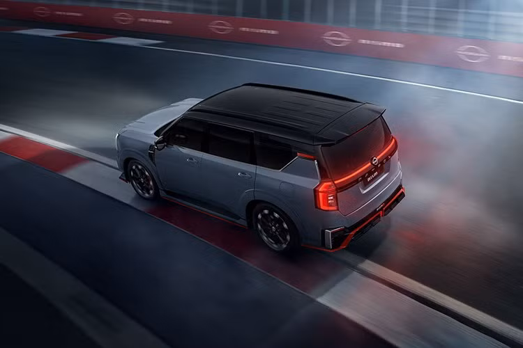 Nissan Patrol Nismo được cung cấp một số màu sơn độc quyền như xám Stealth Gray, xám Stealth Gray phối nóc đen Super Black và đen Black Diamond Pearl. Người dùng cũng có thể chọn màu trắng Everest White Pearl Tricoat và Everest White Pearl Tricoat với nóc đen Super Black giống bản tiêu chuẩn.