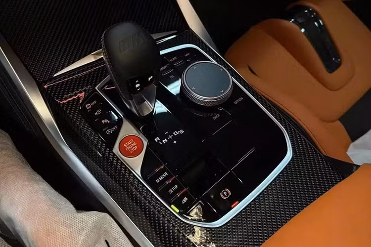 Nhờ động cơ mạnh hơn trước, BMW M4 bản mới có thể tăng tốc từ vị trí xuất phát lên 96 km/h trong thời gian chỉ 3,8 giây trước khi đạt vận tốc tối đa 290 km/h nếu đi kèm gói M Driver’s Package.