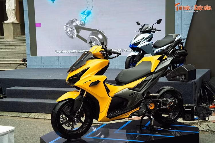 NVX cũng lần đầu được trang bị hệ thống truyền động vô cấp điều khiển điện tử của Yamaha (Yamaha Electric Continuously Variable Transmission - YECVT). Người lái có thể chuyển đổi nhanh giữa 2 chế độ vận hành, gồm T-Mode khi vận hành trong đô thị và S-Mode cho cảm giác lái thể thao hơn.