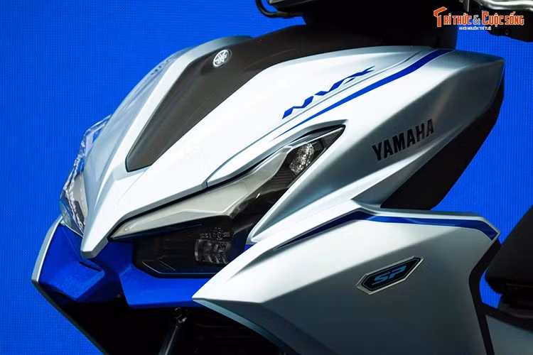 Phần đầu xe sở hữu cụm đèn pha LED projector phía trước sở hữu tạo hình được hãng xe mô tả như đôi mắt chim săn mồi. Phần yếm xe NVX 155 trên thế hệ mới cũng góc cạnh hơn. Đèn xi-nhan có chức năng ESS tự động nháy đèn xi-nhan liên tục khi phanh gấp.