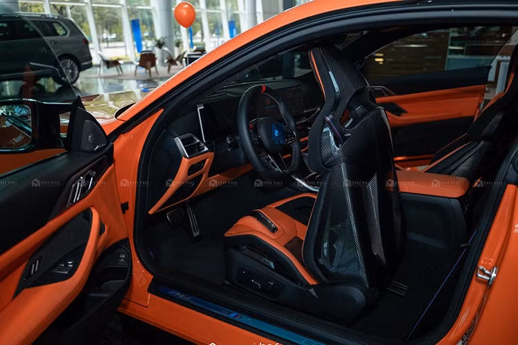 Cuối cùng là bảng đồng hồ kỹ thuật số với màn hình 12,3 inch, màn hình 10,25 inch của hệ thống thông tin giải trí, hỗ trợ Apple CarPlay/Android Auto và bản đồ BMW Maps dựa trên công nghệ điện toán đám mây.