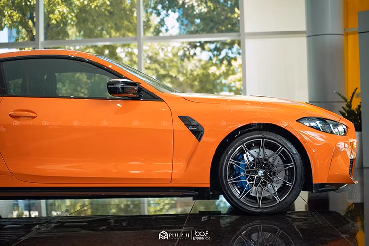Chiếc xe thể thao hiệu năng cao BMW M4 Competition 2024 chính hãng này có giá đến 7 tỷ đồng, do chủ nhân chọn thêm đồ chơi tầm 1,4 tỷ đồng cho xe, trong khi giá xe BMW m4 chỉ từ 5,6 tỷ đồng.