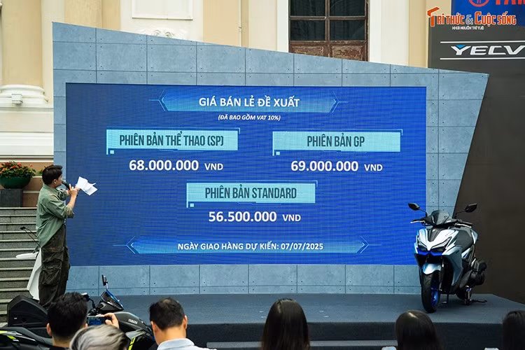 Mức giá bán lẻ đề xuất cho ba phiên bản Yamaha NVX 155 2025 gồm Standard 56,5 triệu đồng, bản Thể thao SP 68 triệu đồng và bản GP cao cấp nhất 69 triệu đồng. Đây là mức giá thấp hơn nhiều so với các xe được đại lý tư nhân nhập khẩu trước đó và bán với giá gần 90 triệu đồng.