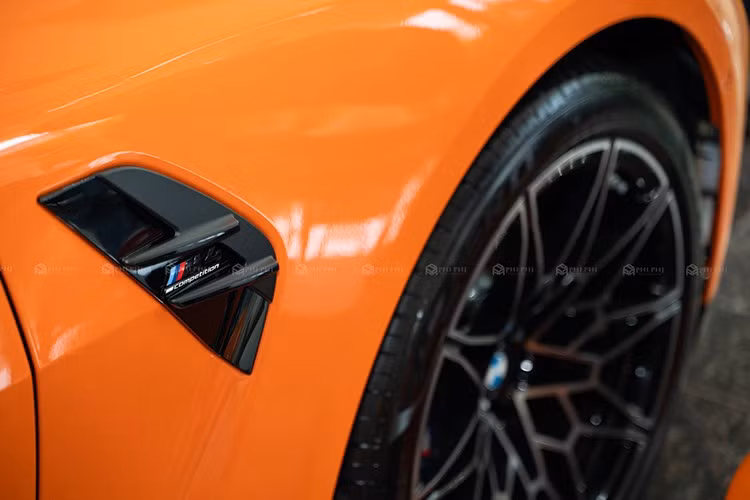 Về chiếc xe BMW M4 Competition, thiết kế của xe quá táo bạo với lưới tản nhiệt hình quả thận đôi cỡ lớn, kéo dài xuống tận cản trước, và hốc gió hai bên cũng rộng không kém. Tiếp đến là nắp ca-pô dập gân, khe gió sau chắn bùn trước, thanh ba-bô-lê thể thao bên sườn, vỏ gương có thiết kế khí động lực học và cản sau hầm hố hơn.