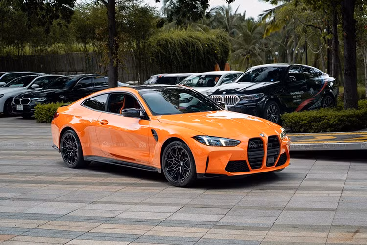 Động cơ này sẽ đồng hành cùng hộp số tự động 8 cấp, có lẫy chuyển số sau vô lăng, và hệ dẫn động 4 bánh toàn thời gian M xDrive. Hệ dẫn động này đi kèm khóa vi sai cầu sau Active M đồng thời có 3 chế độ, bao gồm 4WD mặc định, 4WD Sport và 2WD.