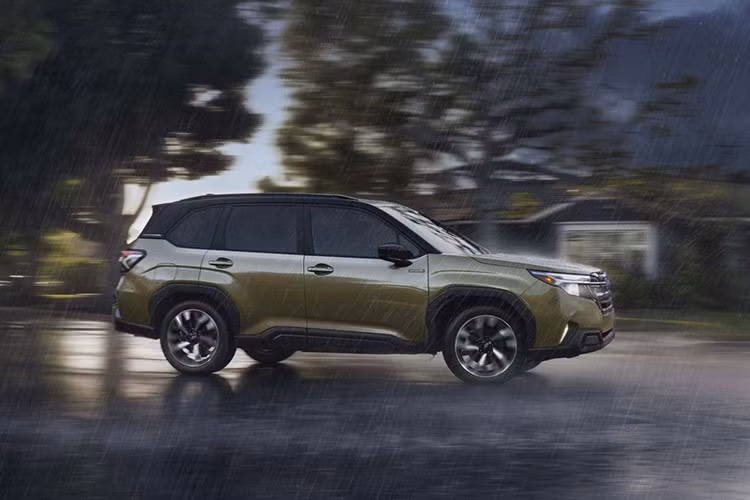 Bên cạnh phần phát biểu của lãnh đạo Subaru Indonesia là hình ảnh trình chiếu hé lộ cụm đèn chiếu sáng đặc trưng, có thiết kế tương đồng với Subaru Forester thế hệ thứ 6 – mẫu SUV đã ra mắt toàn cầu trước đó. Dù chưa có xác nhận chính thức, nhiều khả năng đây chính là tâm điểm gian hàng Subaru tại GIIAS 2025.