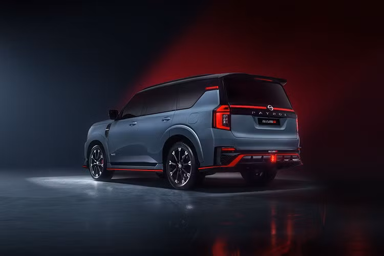 Nissan cho biết Patrol Nismo có thể tăng công suất nhờ tinh chỉnh phần mềm điều khiển động cơ và điều chỉnh khe hở xu-páp. Bạn sẽ nghe rõ tiếng động cơ hơn nhờ hệ thống ống xả được làm lại. Thêm vào đó là hệ thống khuếch đại âm thanh chủ động (Active Sound Enhancement) trong khoang lái, giúp tiếng động cơ trở nên sống động hơn.