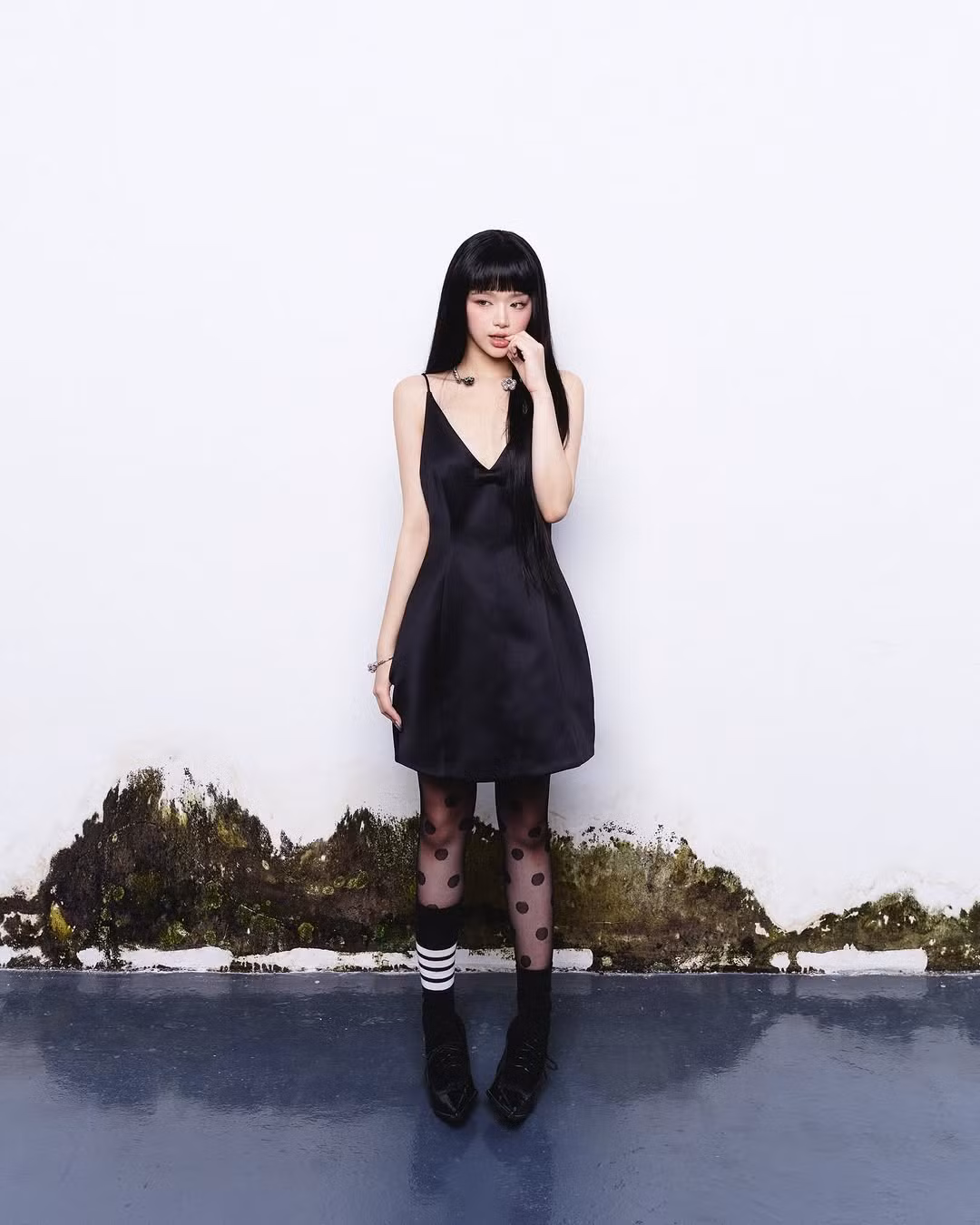 Trên trang cá nhân, Linh Ka đăng tải loạt ảnh với mái tóc đen suôn mượt, cắt mái bằng ngang trán cùng lối trang điểm nhẹ nhàng nhưng cực kỳ cuốn hút.