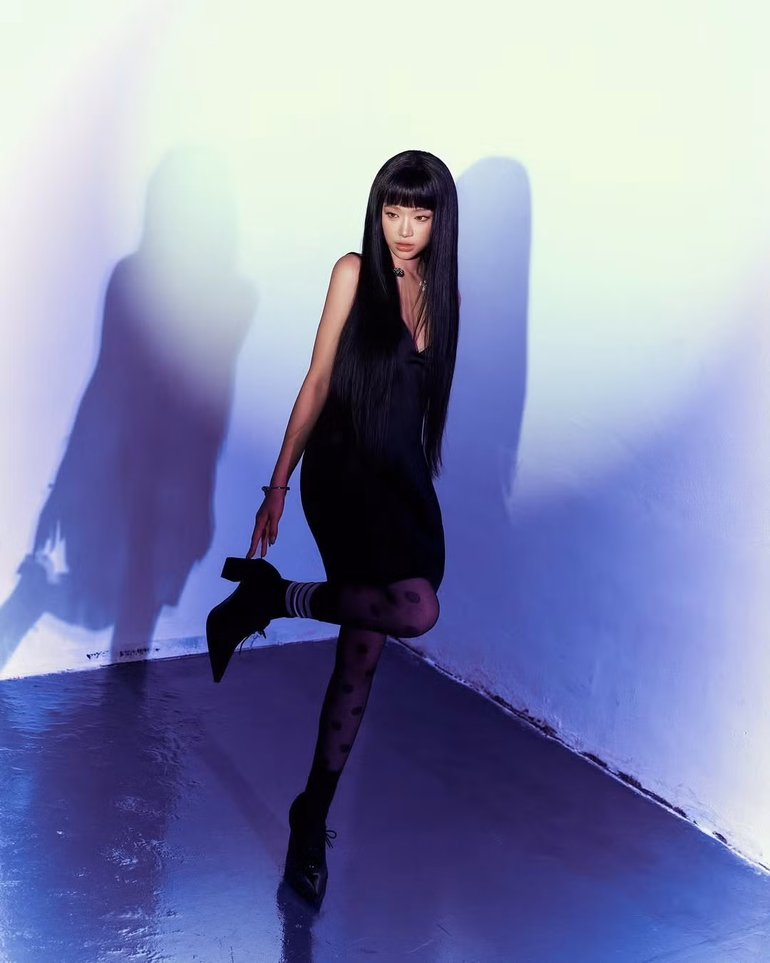 Trước đó, Linh Ka thường gắn liền với hình ảnh nữ tính, tóc dài rẽ ngôi giữa hoặc uốn nhẹ.