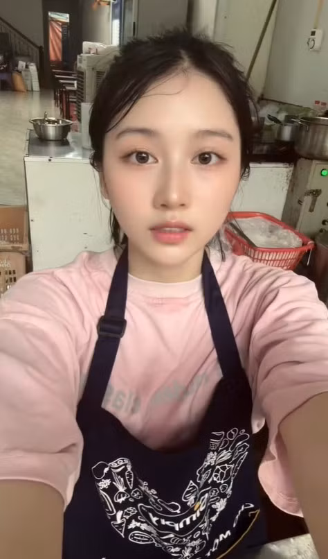 Mới đây trên TikTok, những clip đã đạt hơn 1 triệu view, dù nội dung không mới song thứ khiến nhiều netien để ý lại chính là nhan sắc cô bán phở - được nhiều người ví như hot girl.