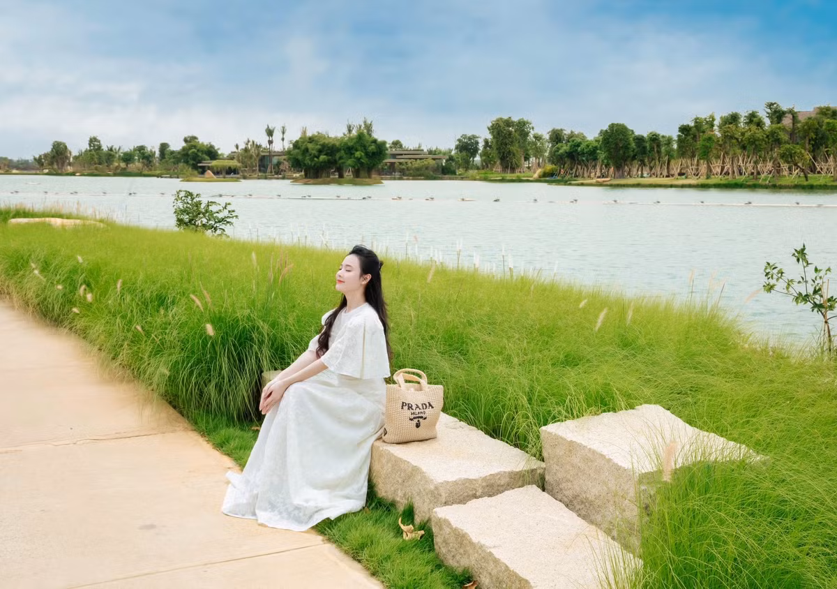 Tháng 6/2024, Midu kết hôn với Minh Đạt. "Nửa kia" của nữ diễn viên là thiếu gia của tập đoàn ngành nhựa hàng đầu Việt Nam, tốt nghiệp Thạc sĩ tại Mỹ và đang điều hành công việc kinh doanh của gia đình.