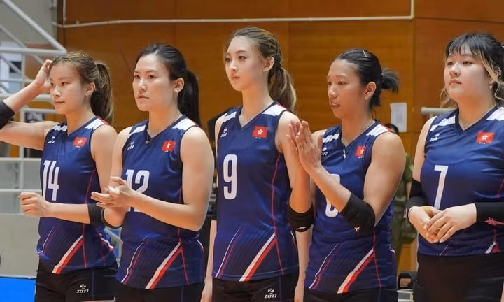 Shirley Yu (số 9) nổi bật trong đội hình đội tuyển bóng chuyền nữ Hong Kong (Trung Quốc) nhờ ngoại hình xinh xắn. Dù chỉ vào sân ít phút trong trận đấu với đội tuyển Việt Nam tối 7/6 vừa qua nhưng cô nàng cũng kịp ghi 3 điểm.