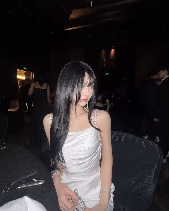 Trong sự nghiệp bóng chuyền, Shirley Yu thi đấu cho đội bóng chuyền nữ Beijing Sandstorm xếp hạng tư tại giải trẻ Trung Quốc và có chứng chỉ môn trượt tuyết.