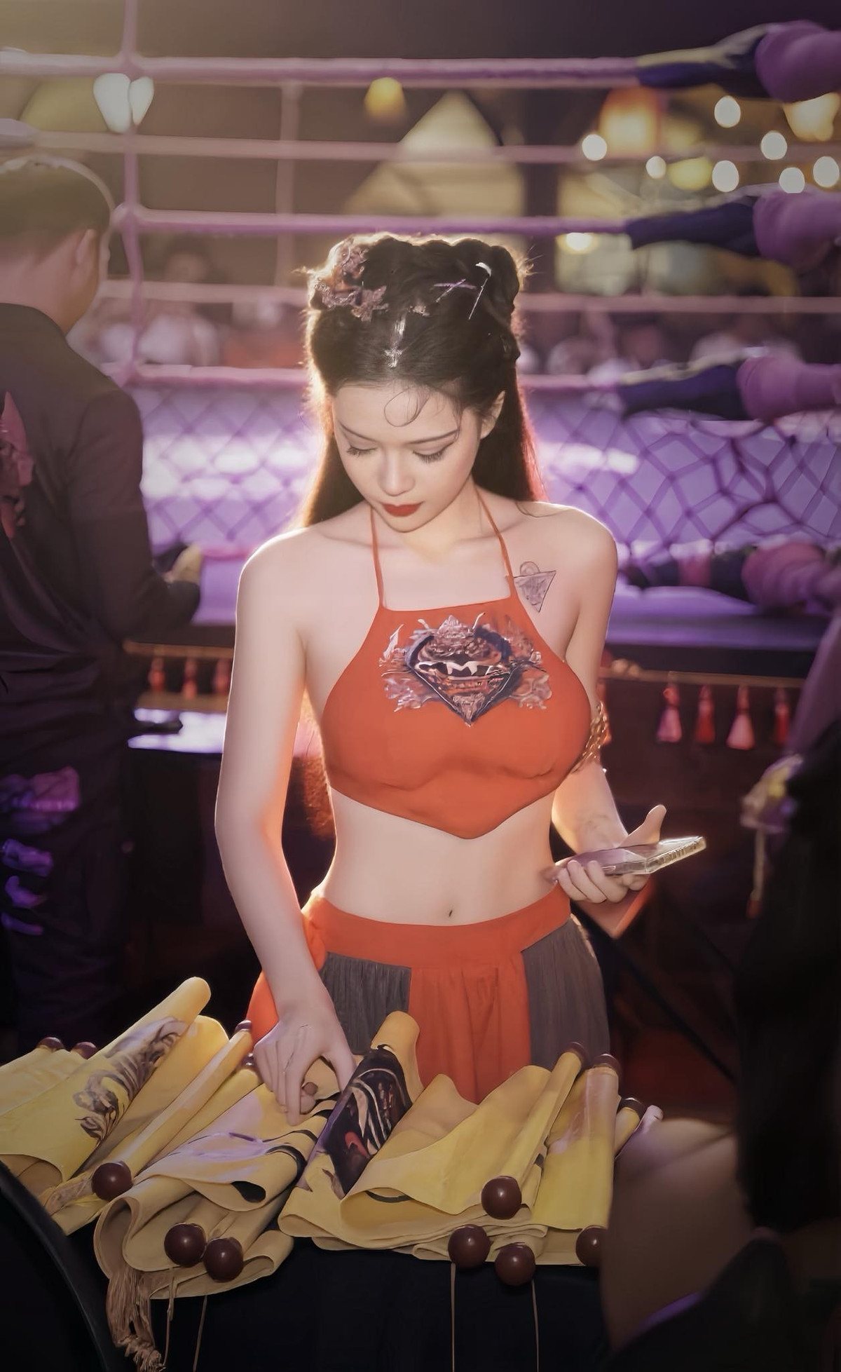 Với gương mặt xinh xắn, vóc dáng gợi cảm cùng khả năng biến hóa đa dạng, cô nhanh chóng thu hút một lượng lớn người hâm mộ trên các nền tảng mạng xã hội như TikTok, YouTube và Facebook.