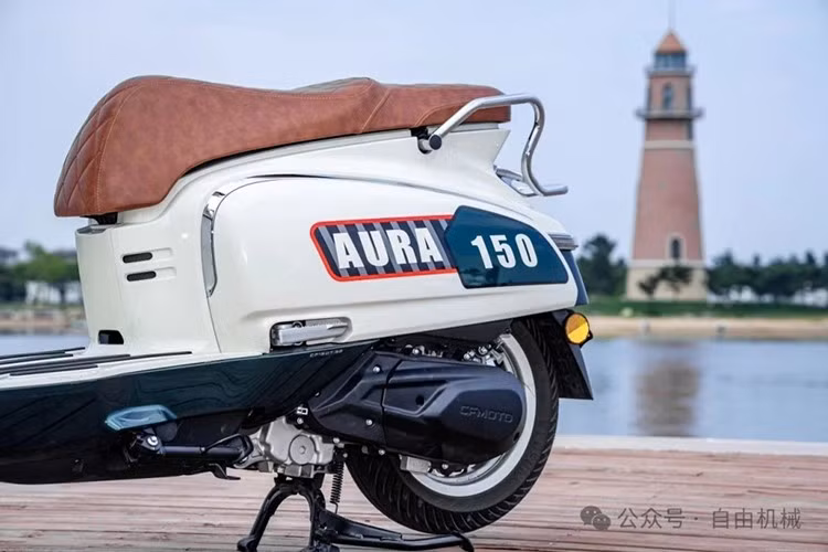 Ngoài ra, mẫu xe ga CF Moto Aura 150được trang bị hệ thống làm mát bằng không khí, giúp động cơ vận hành ổn định và tiết kiệm nhiên liệu.