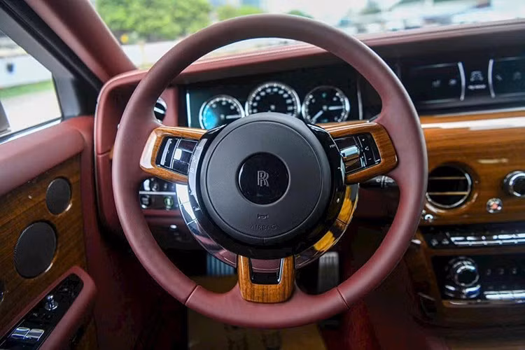 Nội thất xe siêu sang Rolls-Royce Phantom thế hệ thứ 8 được làm mới với điểm nhấn chính là chi tiết mang tên gọi The Gallery xuất hiện ở bảng táp-lô có thể được cá nhân hóa từ sơn dầu, gốm sứ, dùng lụa, lông vũ tạo hình hay thậm chí in 3D dát vàng.