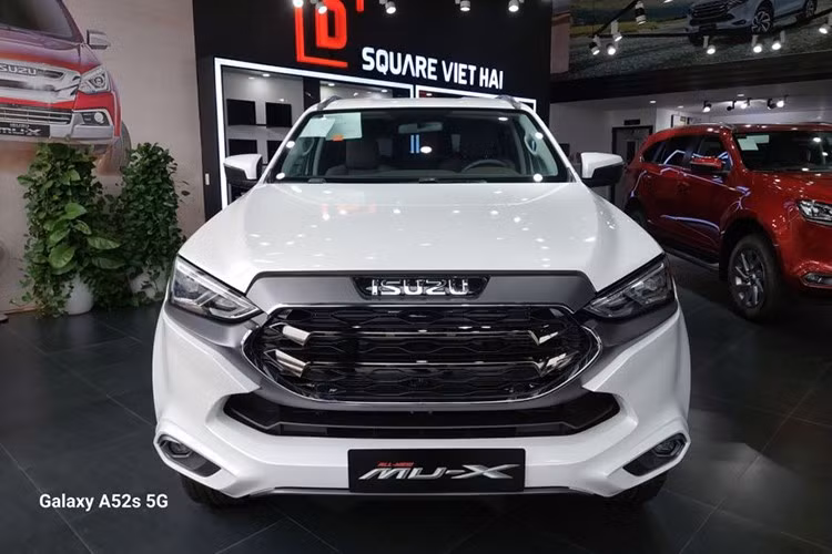 So với các đối thủ cùng phân khúc SUV hạng D, mức giảm của mu-X 2025 vẫn ở mức khiêm tốn. Ford Everest – mẫu xe có doanh số tốt nhất phân khúc hiện đang được khuyến mãi tới 100% lệ phí trước bạ. Ước tính, khách hàng mua bản tiêu chuẩn của Everest có thể tiết kiệm gần 100 triệu đồng, khiến lựa chọn này trở nên hấp dẫn hơn về mặt tài chính.