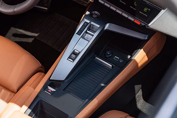 Ngoài ra, các trang bị và thiết kế giữ nguyên. Phiên bản GT, điểm đặc biệt nhất là màn hình trung tâm kích thước 10 inch, cùng một màn hình cảm ứng khác cỡ 5 inch ở phía dưới.