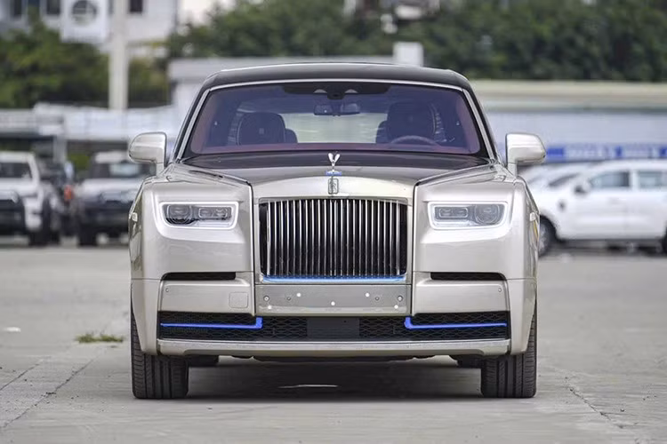 Xe siêu sang Rolls-Royce Phantom thế hệ thứ 8 dễ nhận ra nhất chính là thiết kế và đèn hậu LED của xe, bên cạnh đó, nhan sắc của xe Rolls-Royce Phantom thế hệ hoàn toàn có đèn pha Laser kết hợp cùng dải đèn LED chiếu sáng ban ngày mang đến tầm chiếu xa lên đến 600 m vào ban đêm.