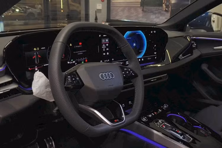 Bên trong, khoang nội thất của Audi A5 mới được làm mới với vật liệu cao cấp và không gian rộng rãi. Các chi tiết ốp nhôm, bậc cửa phát sáng và đèn viền nội thất tùy chỉnh tạo nên cảm giác hiện đại và thoải mái.