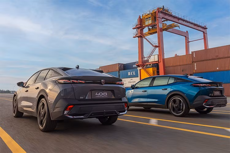 Mẫu xe này dùng động cơ 1.6L tăng áp cho công suất 218 mã lực và mô-men xoắn 300 Nm. Peugeot 408 chỉ dùng dẫn động cầu trước và hộp số tự động loại 8 cấp ở cả 3 phiên bản. Về công nghệ an toàn, Peugeot 408 bản thường tại Việt Nam có nhiều tính năng hiện như hỗ trợ người dùng.