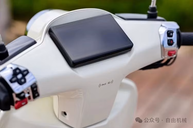 Xe cũng được tích hợp chìa khóa thông minh smartkey, cổng sạc USB, cốp chứa đồ rộng rãi phía dưới yên xe đem tới nhiều thuận tiện cho người sử dụng.